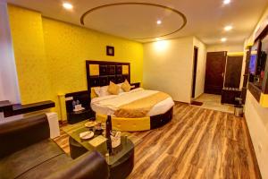 a hotel room with a bed and a couch at The Moniker Resort in Manāli