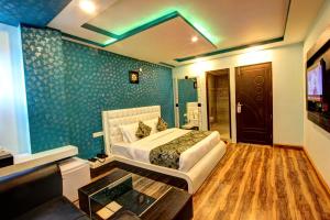 a bedroom with a king sized bed in a room at The Moniker Resort in Manāli