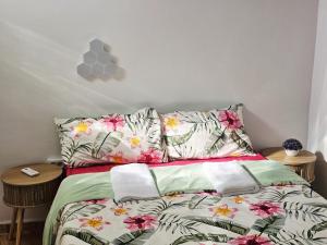 a bedroom with a bed with flowers on it at MarDeSantaPola in Santa Pola