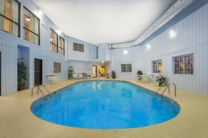 - une grande piscine dans un grand bâtiment dans l'établissement Baymont by Wyndham Greensburg, à Greensburg