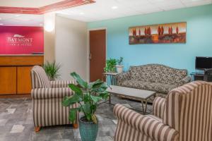 - une salle d'attente avec deux chaises et un canapé dans l'établissement Baymont by Wyndham Greensburg, à Greensburg