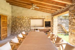 a conference room with a long table and chairs at Majordoms Moli Beuda in Beuda