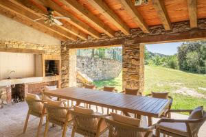 a dining room with a wooden table and chairs at Majordoms Moli Beuda in Beuda
