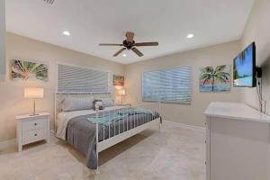 a bedroom with a bed and a ceiling fan at Home with pool by Dream Vacation in Fort Lauderdale