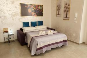 a bedroom with a bed with two towels on it at La Rosa di Antonio & Relax Room in Tricase