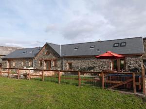 un edificio in pietra con un ombrello rosso davanti di 2 Bed in Bala oc-82212 a Bala