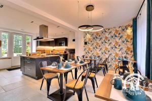 a kitchen and dining room with a table and chairs at Rozen in Roz-Landrieux