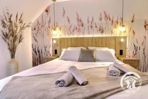 a bedroom with a large bed with two towels on it at Rozen in Roz-Landrieux