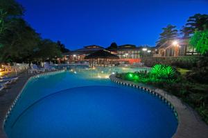 una piscina en un complejo por la noche en Portal Lençóis, en Lençóis