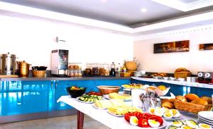ein Buffet mit vielen verschiedenen Speisen in der Unterkunft Marmaris Alkan Hotel in Marmaris