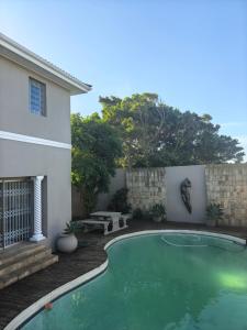 ein Swimmingpool vor einem Haus in der Unterkunft Bunitrix Guesthouse in Summerstrand
