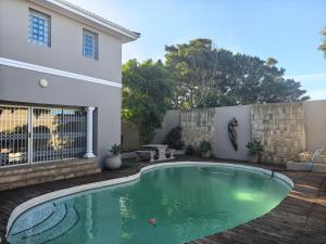 ein Swimmingpool im Hinterhof eines Hauses in der Unterkunft Bunitrix Guesthouse in Summerstrand