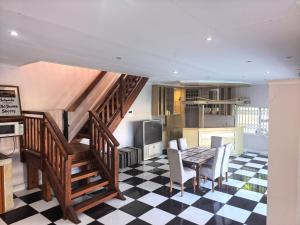 eine Küche mit Treppe, Tisch und Stühlen in der Unterkunft Bunitrix Guesthouse in Summerstrand