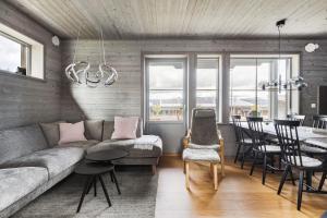 a living room with a couch and a table at Funäsdalshöjden - Funäsdalen in Funäsdalen