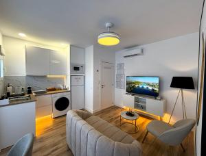 a living room with a couch and a kitchen at PIO XII XXl B in Talavera de la Reina