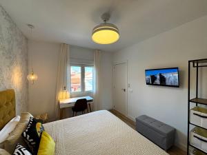 a small bedroom with a bed and a desk at PIO XII XXl B in Talavera de la Reina