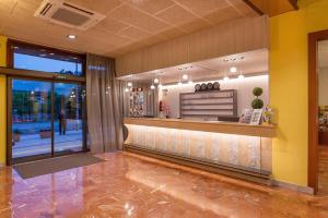 a bar in a restaurant with a view of a street at BLUESEA Continental in Tossa de Mar