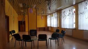 ポドグジンにあるDom wczasowy Lubuszaninの椅子とテーブル、窓が備わる客室です。