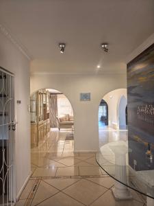 ein Flur mit einem Torbogen in einem Haus in der Unterkunft Bunitrix Guesthouse in Summerstrand + 79 Fotos