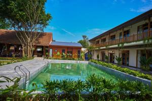 a swimming pool in the courtyard of a building at Chài Homestay Sầm Sơn in Sầm Sơn