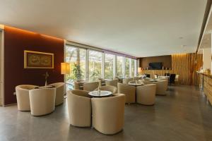 a lobby with a row of chairs and tables at Apartments GoldRain in Coldrano
