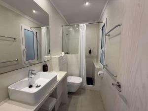 ein weißes Badezimmer mit Waschbecken und Toilette in der Unterkunft Hostal ROM Familiar in Roses + 75 Fotos