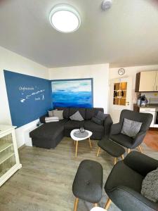 a living room with a couch and a table at Ferienwohnung to Huus in Bensersiel