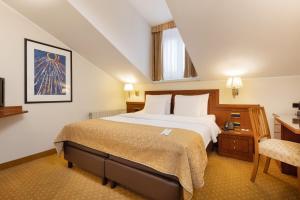 ein Schlafzimmer mit einem großen Bett und einem Schreibtisch in der Unterkunft My City Hotel in Tallinn + 47 Fotos
