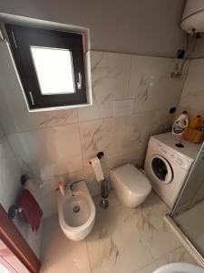 a small bathroom with a toilet and a sink at Dimora Civita in Castelcivita
