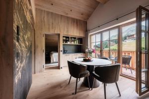 a kitchen and dining room with a table and chairs at Bergmähder - Alpine Residence in Oberlech