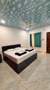 a bedroom with a bed in a room with a ceiling at Beach and Hills Resort Diveager in Kārle