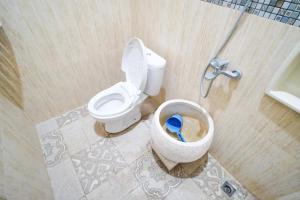 a bathroom with a toilet and a sink at Ndalem Artho in Beran-kidul +27 photos