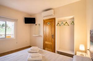 a room with a bed and a door with a window at Piso La Buganvilla in Bailén