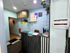 a room with a reception desk in a room at Hotel Yasmin in Brinchang
