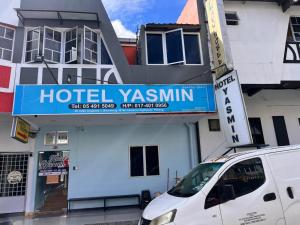 a white van parked in front of a hotel yakima at Hotel Yasmin in Brinchang