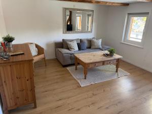 a living room with a couch and a coffee table at Ferienwohnung im Hooptal in Negenborn