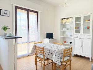 a kitchen and dining room with a table and chairs at SE268 - Marzocca, comodo quadrilocale con garage in Marzocca di Senigallia
