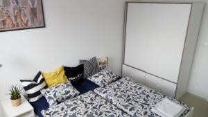 ein kleines Wohnzimmer mit Sofa und Kissen in der Unterkunft Mari Kiri Penzion in Bratislava