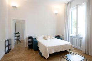 a white room with a bed and a table at SINONDA Luxury Apartment in Maiori
