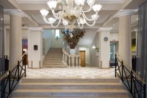 eine große Lobby mit einem großen Kronleuchter in der Unterkunft My City Hotel in Tallinn