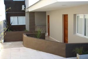 una casa con un cortile con piante di Talu Apart Hotel a San Rafael