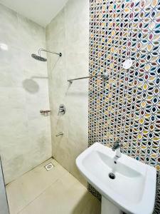 ein Badezimmer mit Waschbecken und Dusche in der Unterkunft Screenshot Hotel in Mtwapa