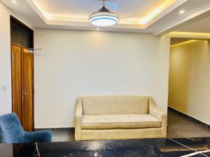 ein Wohnzimmer mit Sofa und Sessel in der Unterkunft Screenshot Hotel in Mtwapa