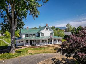 an aerial view of a white house with a green roof at The Legacy Inn in Luray
