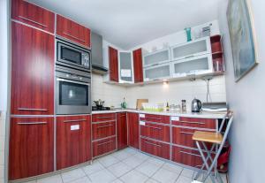 Kuchyňa alebo kuchynka v ubytovaní Wilanowska Hostel