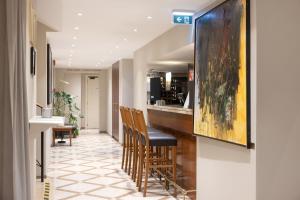 eine Hotelbar mit Stühlen in einem Flur in der Unterkunft My City Hotel in Tallinn