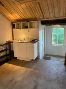 an empty kitchen with a sink and a window at Landskaptsutsikt in Stallarholmen