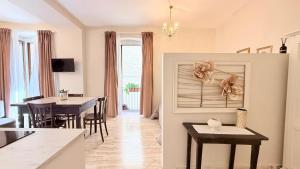 a kitchen and living room with a table and chairs at Nel Borgo di San Francesco - Ospitalità Diffusa - Relax tra Roccaraso e Costa dei Trabocchi in Villa Santa Maria
