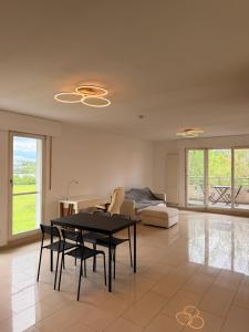 ein Wohnzimmer mit Tisch, Stühlen und Sofa in der Unterkunft Zorro in Bartringen + 38 Fotos