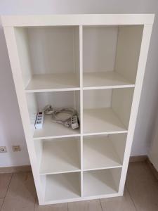 ein weißes Bücherregal in einem Zimmer in der Unterkunft Zorro in Bartringen